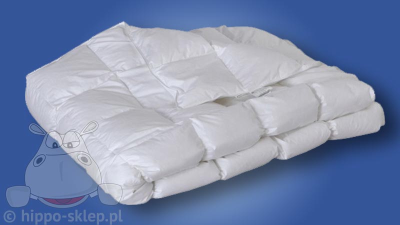 Quilted duvet insert with polyester fibers